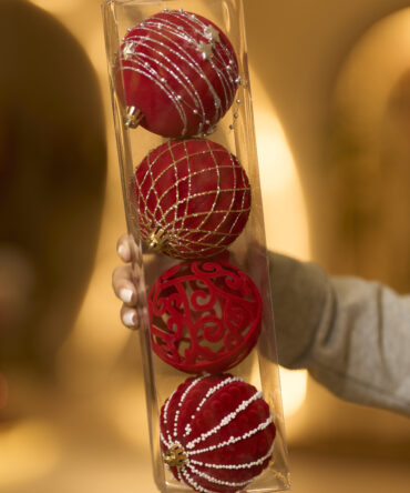 Set de 4 Esferas Navideñas de Lujo “Colección Terciopelo Rojo y Filigrana” de 8CM en PVC