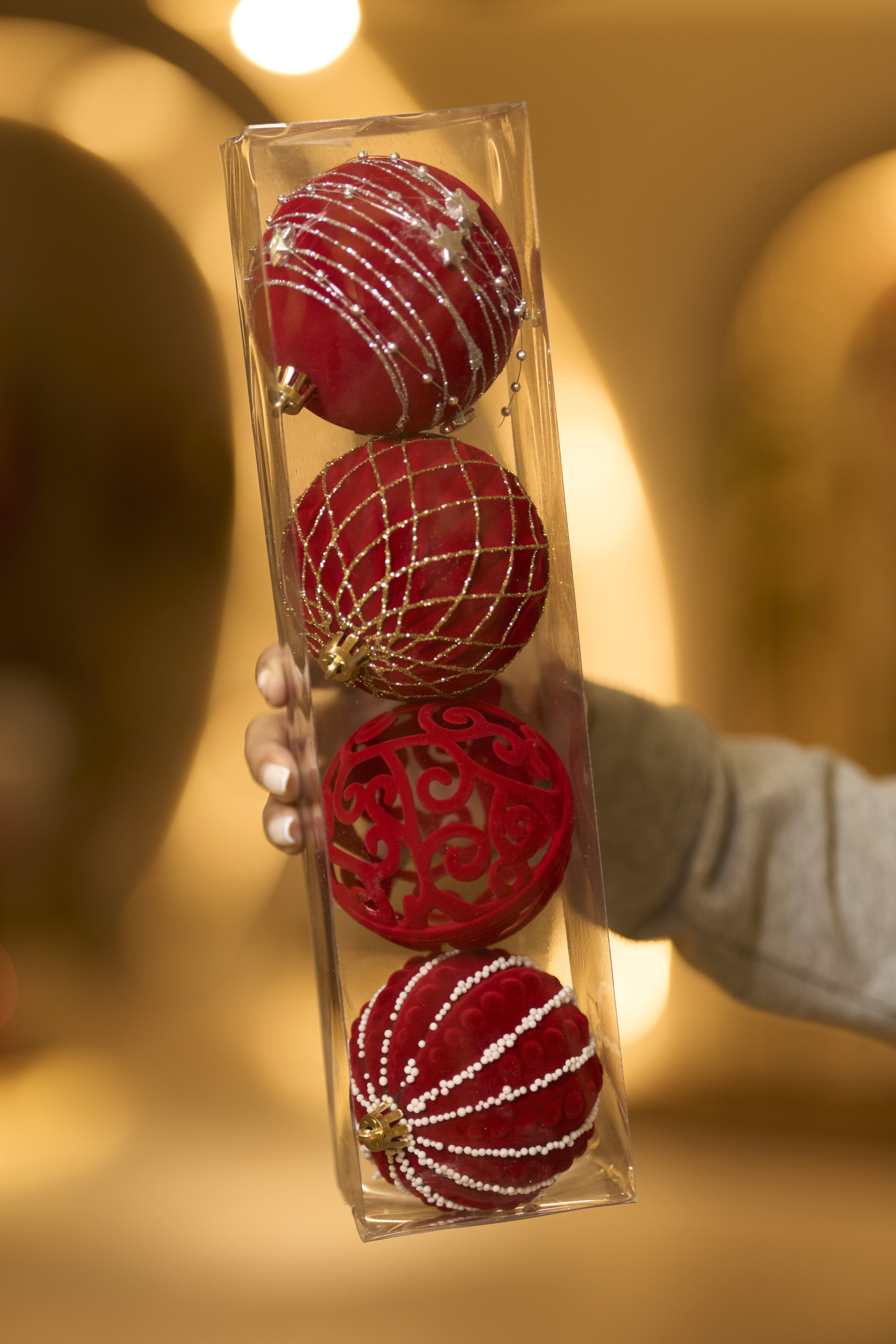 Set de 4 Esferas Navideñas de Lujo “Colección Terciopelo Rojo y Filigrana” de 8CM en PVC