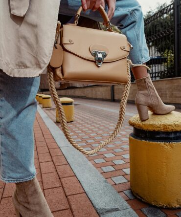 Bolso de mano con bolsillos delanteros